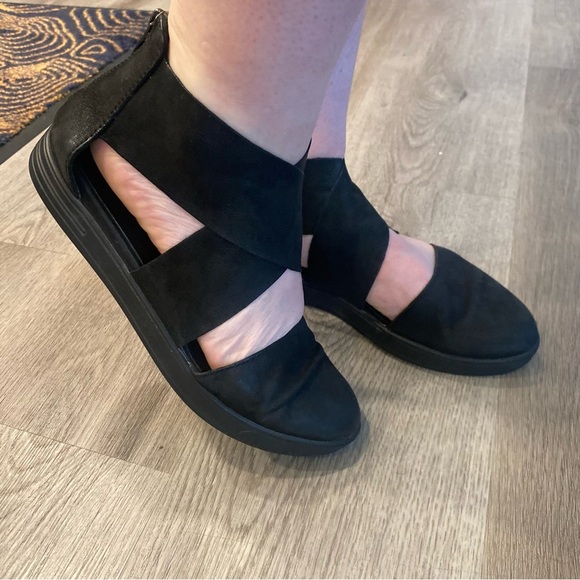 Eileen Fisher Carver Tumbled Nubuck Black Leather Cross Strap Sandals - Picture 7 of 8